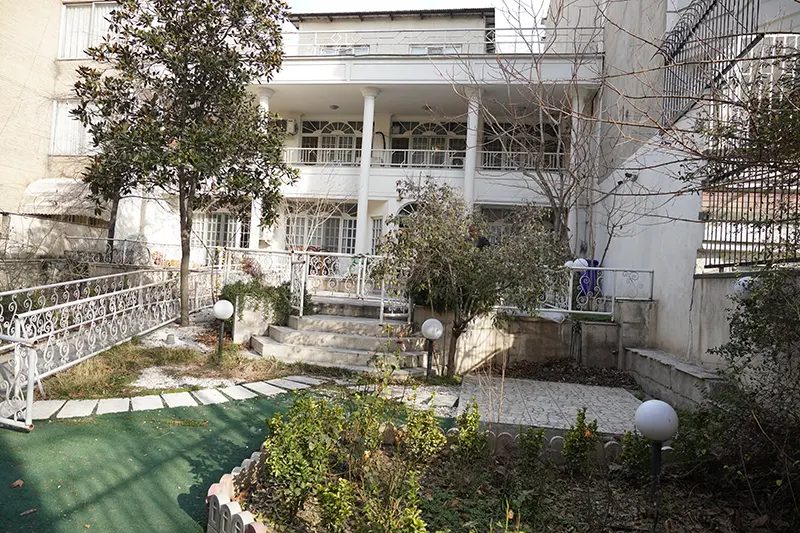 حیاط-خانه-سالمندان-صبا