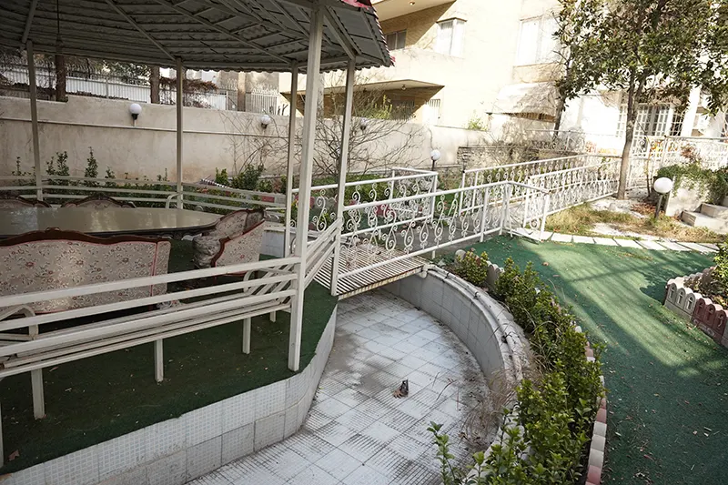 محوطه-خانه-سالمندان-صبا
